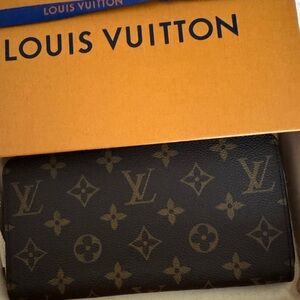 Louis Vuitton Dark Brown Monogram wallet
Zippy wallet